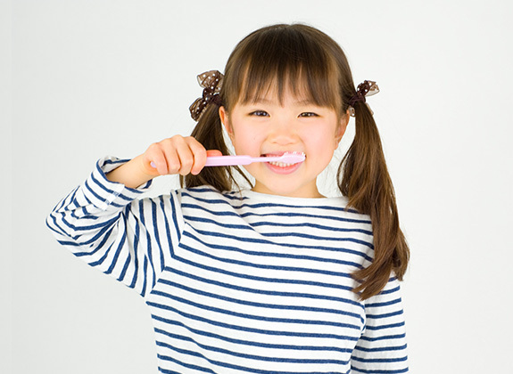 写真：歯磨きする女の子